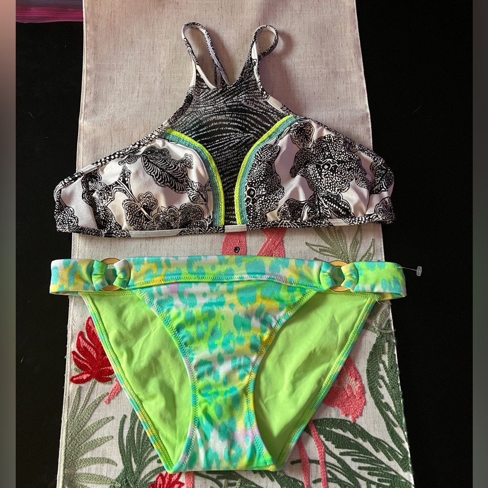 🆕 VS Green Leopard Bikini Top 💚🐆🌸